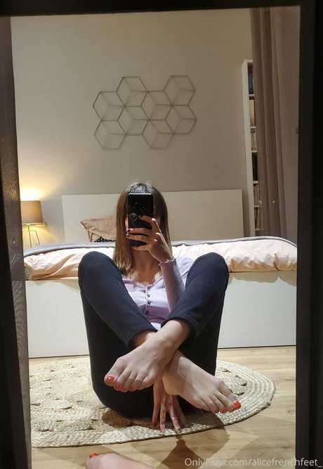 Naakte gelekte OnlyFans-foto van Alicefrenchfeet