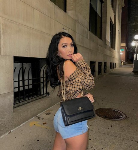 Naakte gelekte OnlyFans-foto van Samanthayang