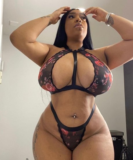 Naakte gelekte OnlyFans-foto van Kinkykior