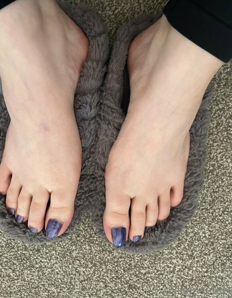 Naakte gelekte OnlyFans-foto van Elliemaesfeet
