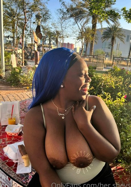 Naakte gelekte OnlyFans-foto van Hersheys