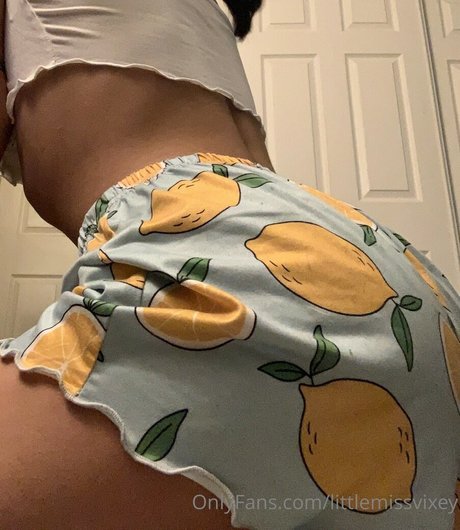 Naakte gelekte OnlyFans-foto van Littlemissvixey