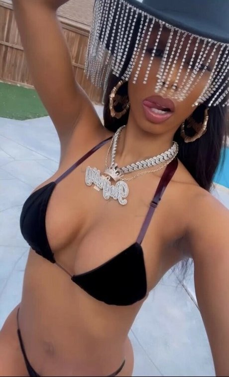 Naakte gelekte OnlyFans-foto van Royalty24kt