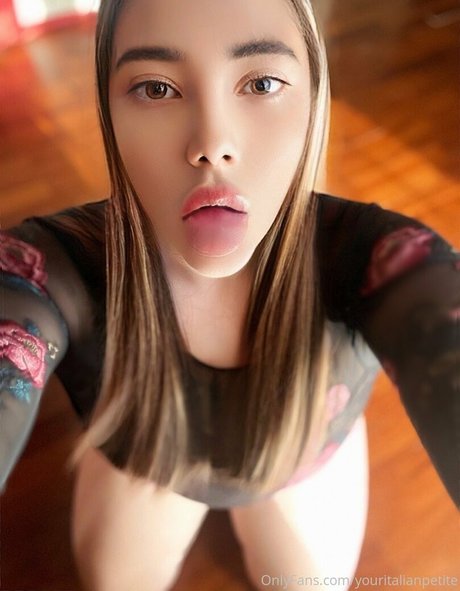 Naakte gelekte OnlyFans-foto van Youritalianpetite