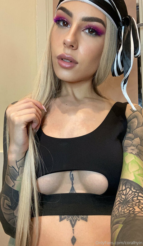 Naakte gelekte OnlyFans-foto van Coralin