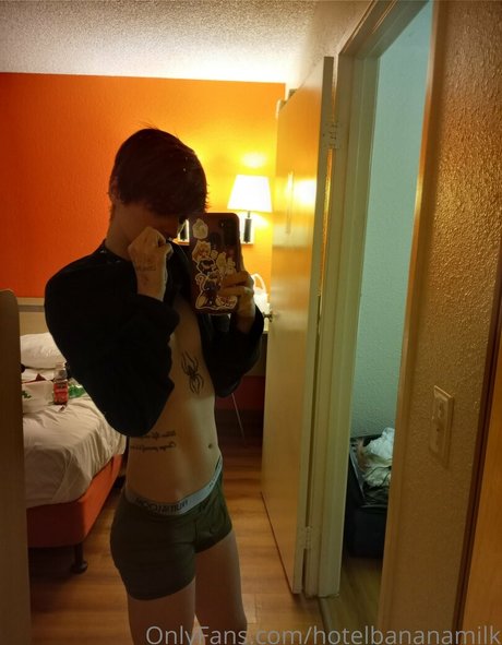 Naakte gelekte OnlyFans-foto van Hotelbananamilk