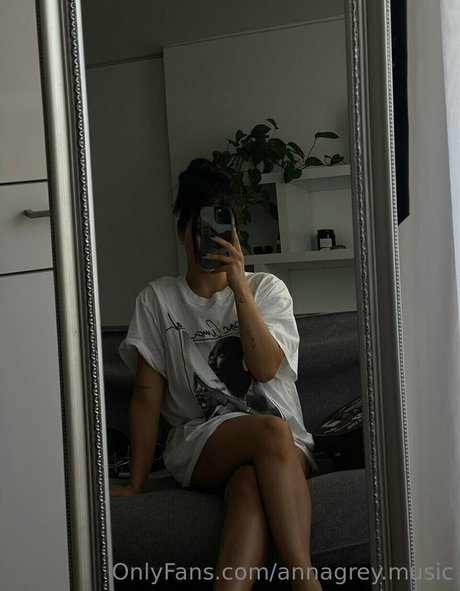 Naakte gelekte OnlyFans-foto van Annagreymusic