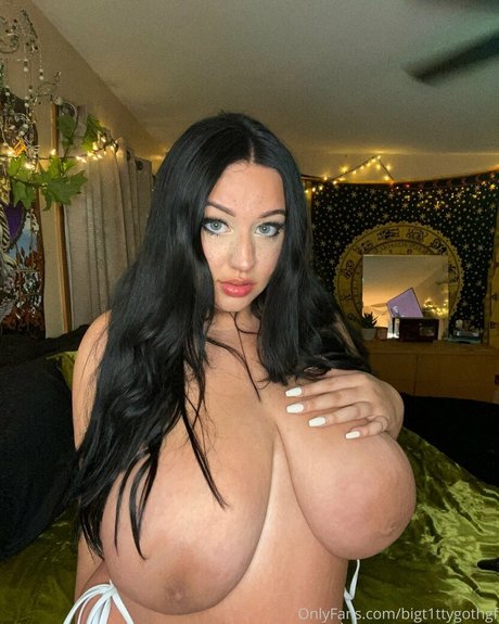 Naakte gelekte OnlyFans-foto van Bigt1ttyfairy