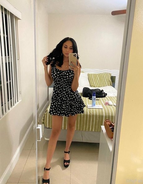 Naakte gelekte OnlyFans-foto van Arianamarie