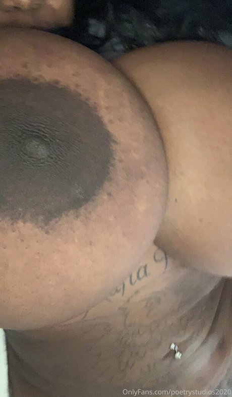 Naakte gelekte OnlyFans-foto van Poetrystudios2020