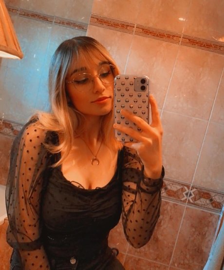 Naakte gelekte OnlyFans-foto van Maya Asmr