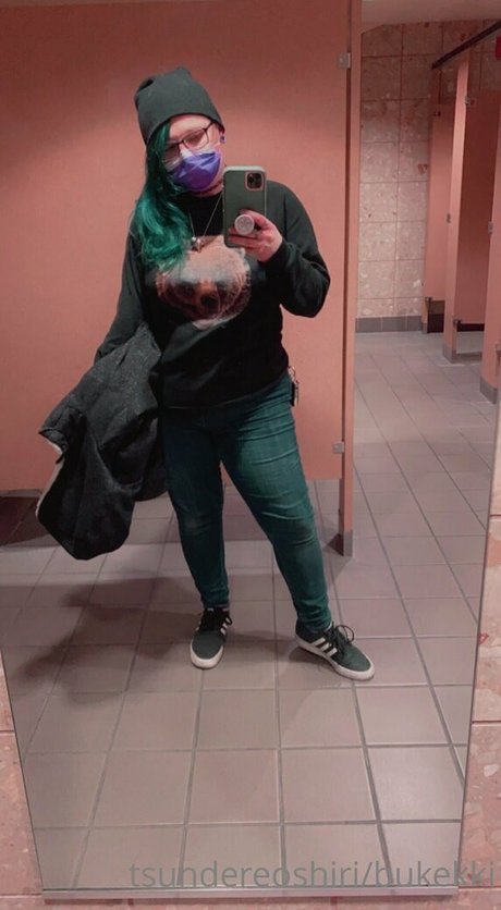 Naakte gelekte OnlyFans-foto van Bukekki