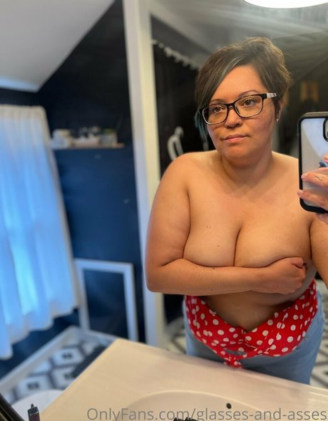 Naakte gelekte OnlyFans-foto van Glassesandasses