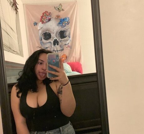 Naakte gelekte OnlyFans-foto van Curvygirlynat