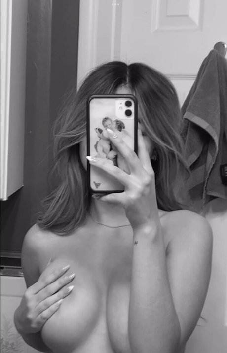 Naakte gelekte OnlyFans-foto van Kimvuongg