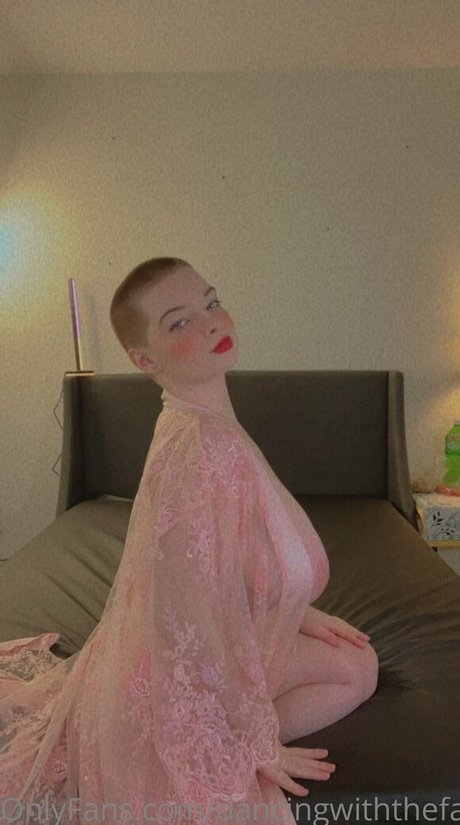 Naakte gelekte OnlyFans-foto van Dancingwiththefae
