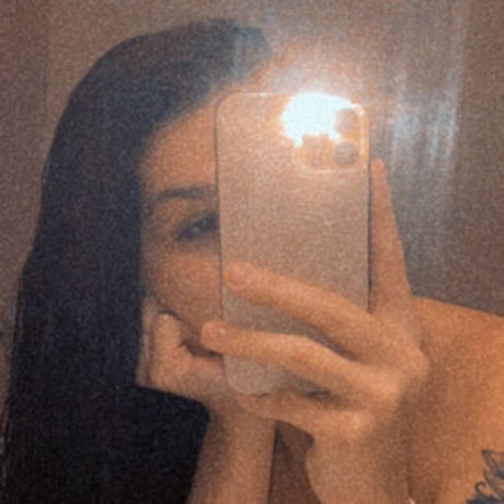 Naakte gelekte OnlyFans-foto van Babynaomi