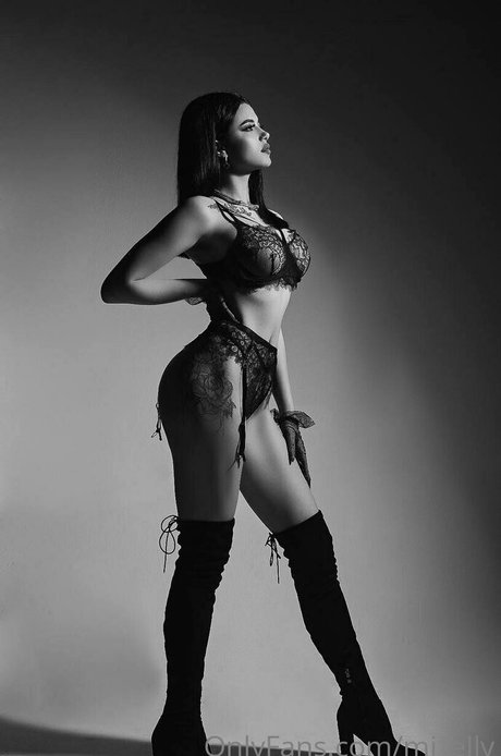 Naakte gelekte OnlyFans-foto van Vikkiangel