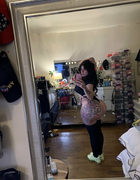 Naakte gelekte OnlyFans-foto van Mollywoodz