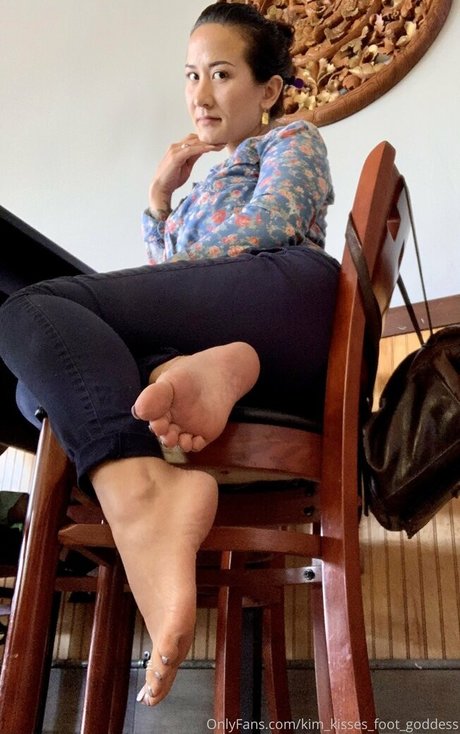 Naakte gelekte OnlyFans-foto van Kimkissesfootgoddess