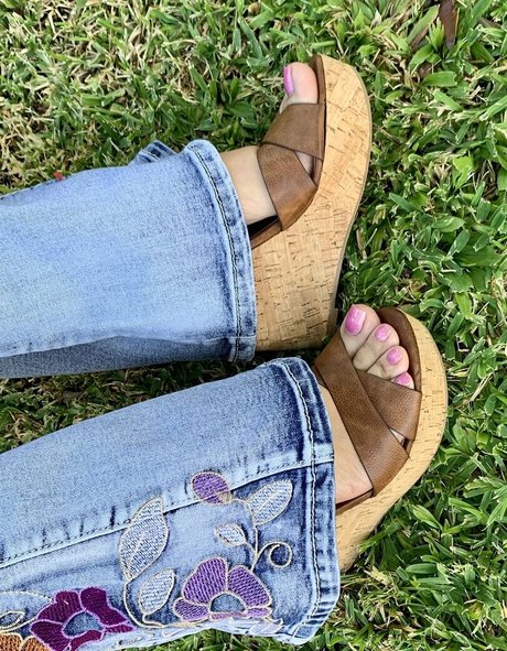 Kimkissesfootgoddess