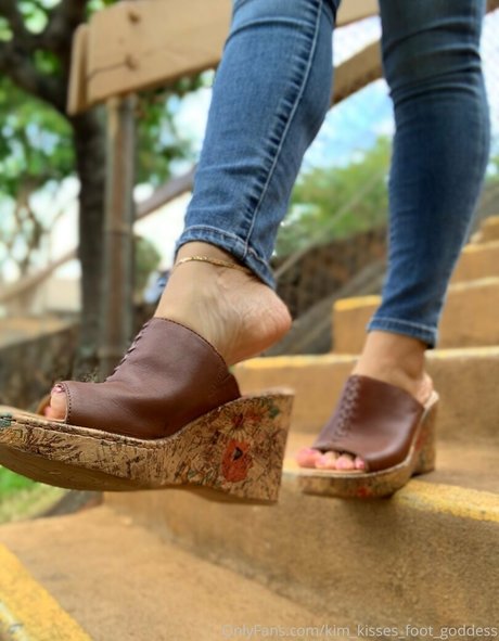 Kimkissesfootgoddess