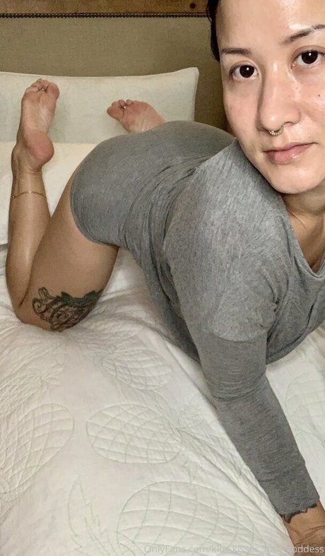 Kim_kisses_foot_goddess