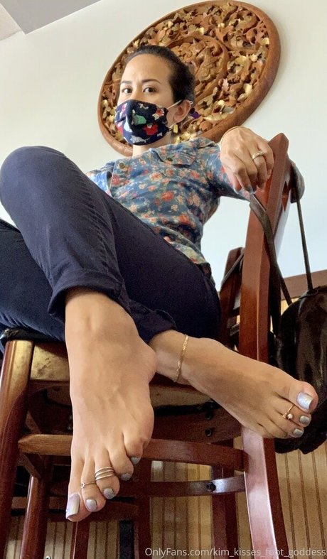 Naakte gelekte OnlyFans-foto van Kimkissesfootgoddess
