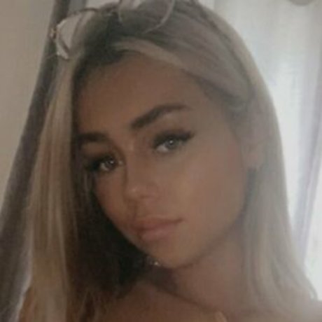 Naakte gelekte OnlyFans-foto van Louisaxox