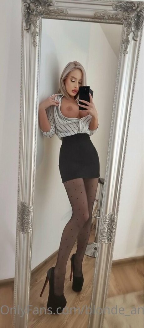 Naakte gelekte OnlyFans-foto van Anna Brown