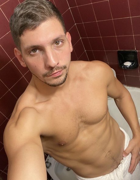 Naakte gelekte OnlyFans-foto van Emilianoterra