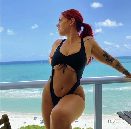 Naakte gelekte OnlyFans-foto van Camille Walker