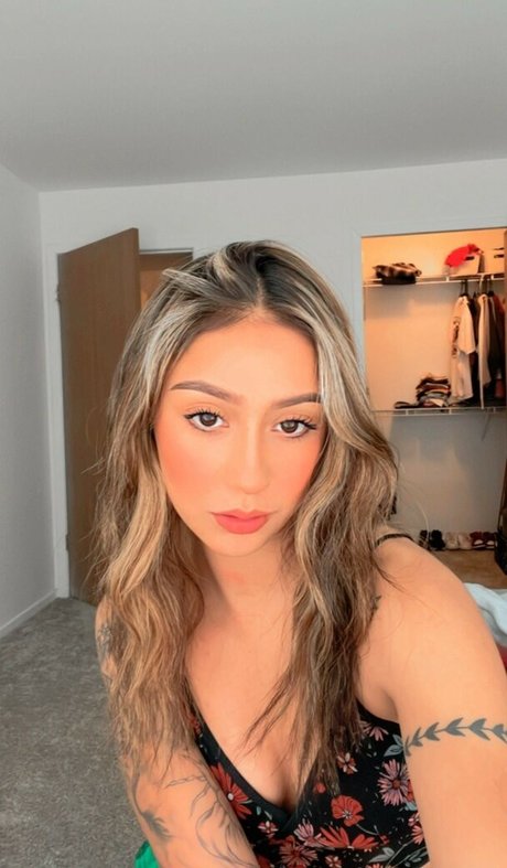 Naakte gelekte OnlyFans-foto van Latina Beauties