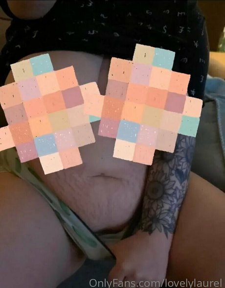 Naakte gelekte OnlyFans-foto van Mommylaurellake