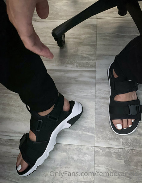 Naakte gelekte OnlyFans-foto van Femboyangiesfeet