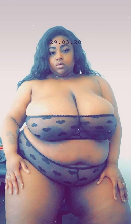 Naakte gelekte OnlyFans-foto van Mamamioshye