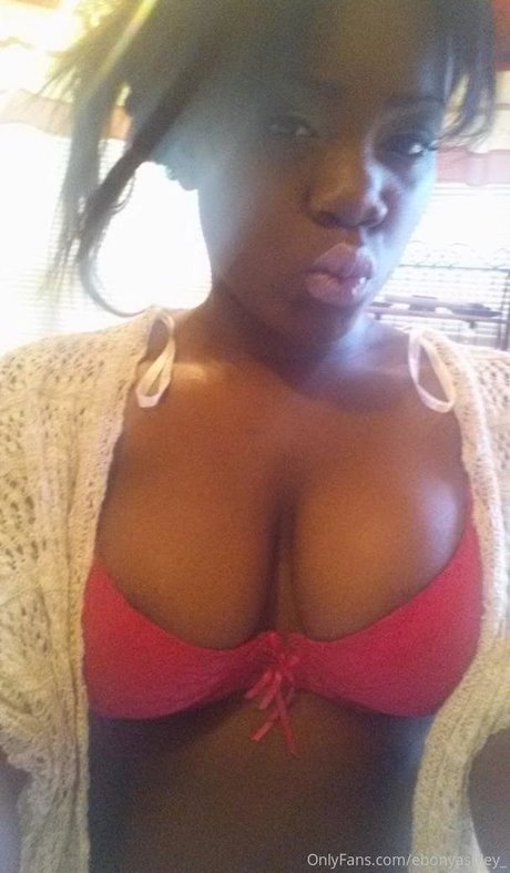 Naakte gelekte OnlyFans-foto van Ebonyashley