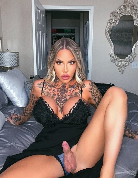 Naakte gelekte OnlyFans-foto van Nadia Love