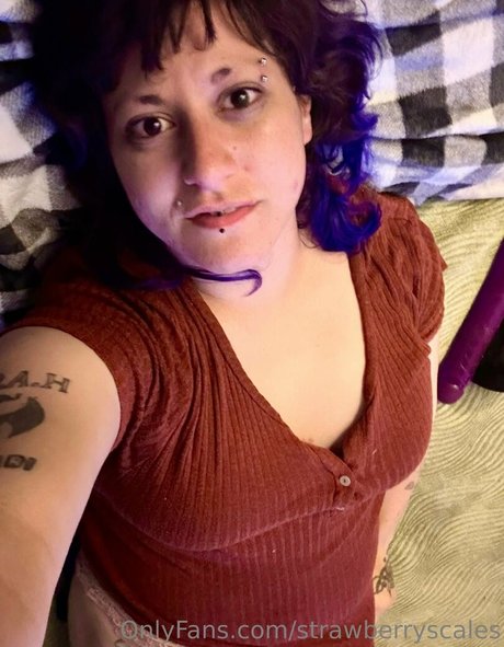 Naakte gelekte OnlyFans-foto van Strawberryscales
