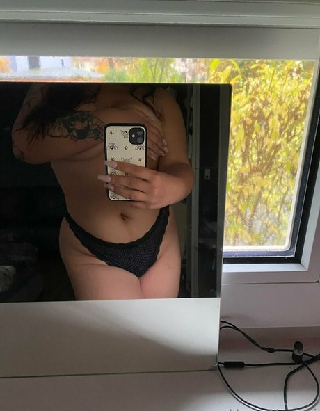 Naakte gelekte OnlyFans-foto van Halfie Hana Noami