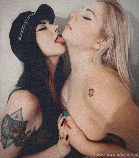 Naakte gelekte OnlyFans-foto van Winterbloom
