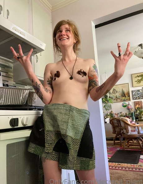 Naakte gelekte OnlyFans-foto van Decrepitplant