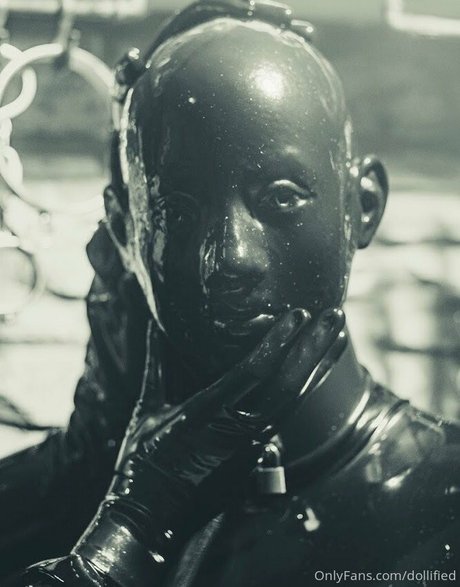 Naakte gelekte OnlyFans-foto van Dollified
