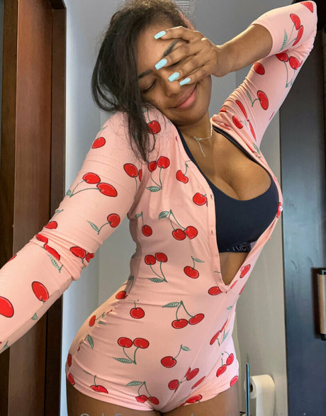 Naakte gelekte OnlyFans-foto van Carolinneoliveira
