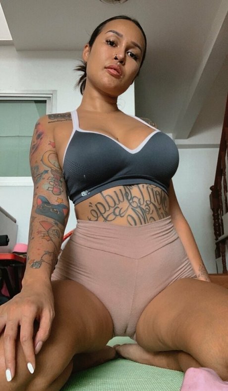 Naakte gelekte OnlyFans-foto van Yourbadassbabe