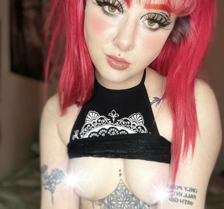 Naakte gelekte OnlyFans-foto van Petiteredheadbabyfree