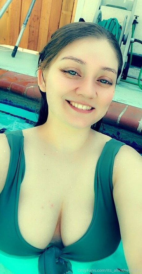 Naakte gelekte OnlyFans-foto van Itsallinthethighs