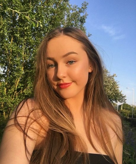 Naakte gelekte OnlyFans-foto van Helayna Birkett