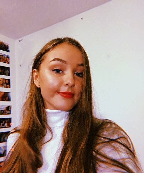 Naakte gelekte OnlyFans-foto van Helayna Birkett