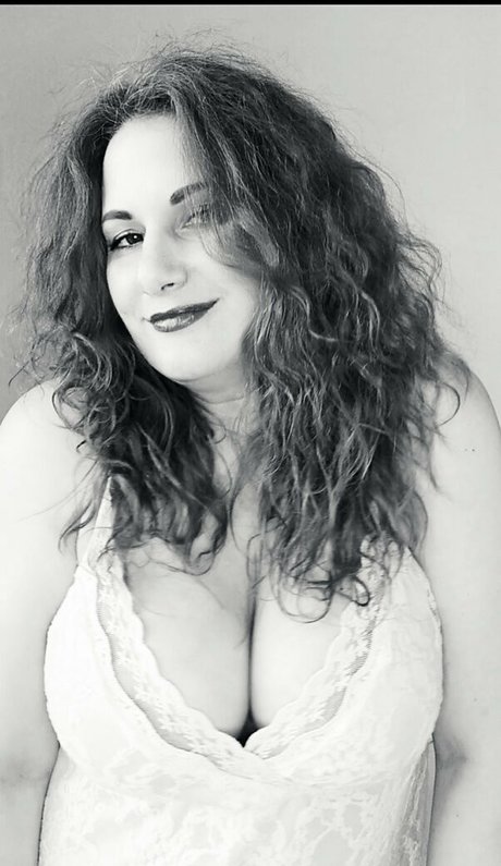 Naakte gelekte OnlyFans-foto van Kiralady
